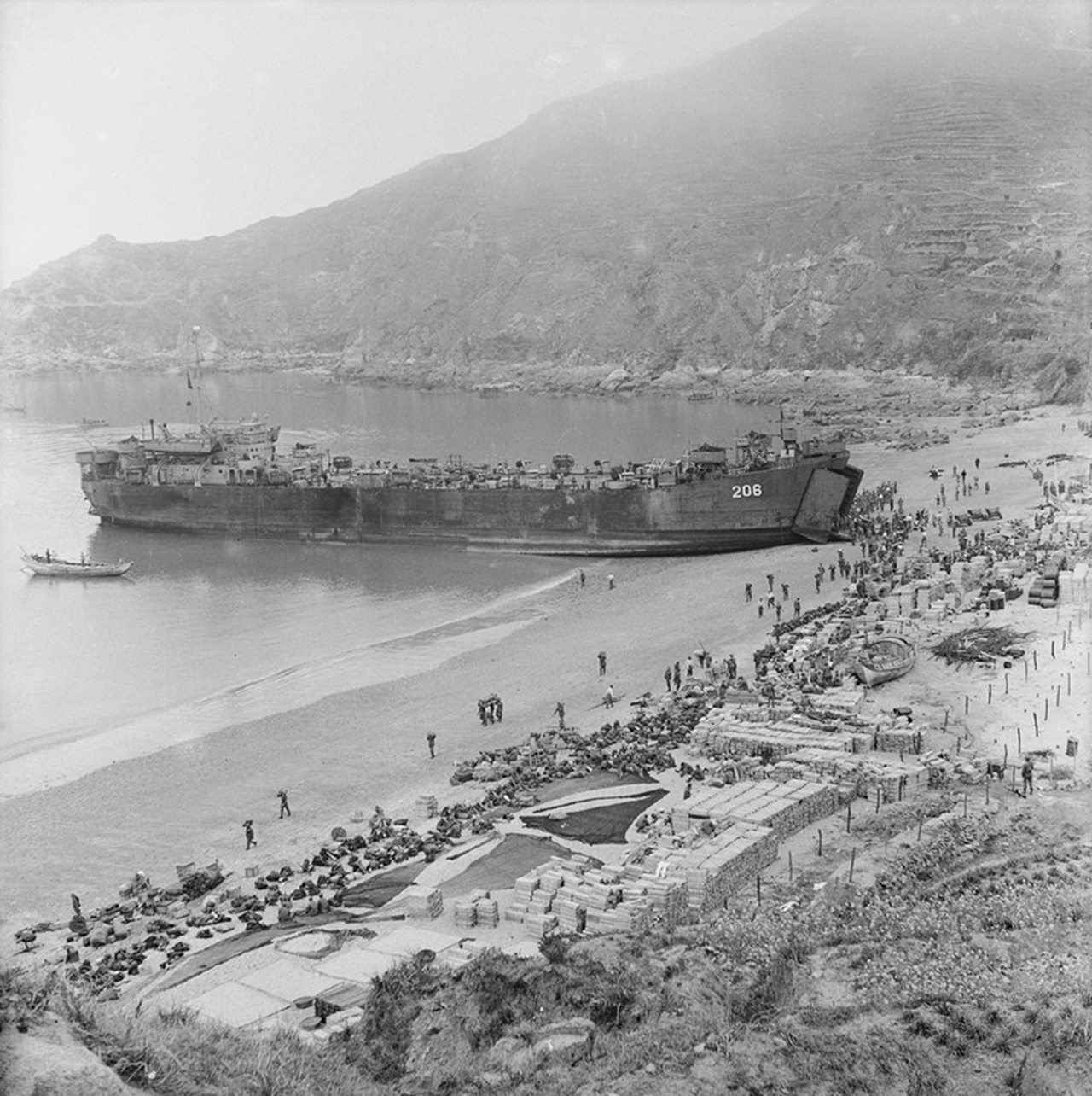 民國44年（1955年）2月9日，大陳島軍民在中美聯合艦隊的協助下移防撤退。公有領域