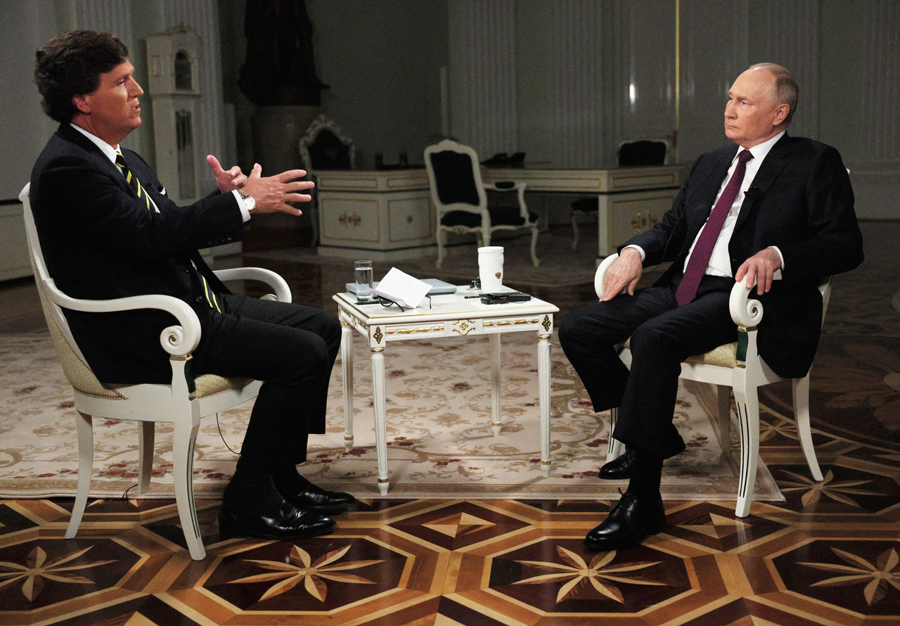 俄羅斯總統普丁2024年2月6日在莫斯科克里姆林宮接受美國脫口秀主持人卡爾森的採訪。Getty Images