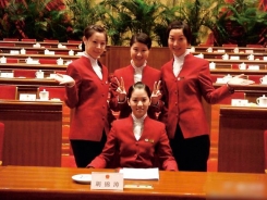 今年3月中共兩會期間，曾傳出一張四名90後美女服務員坐在人民大會堂中共國家主席胡錦濤位置上的合照。網路圖片