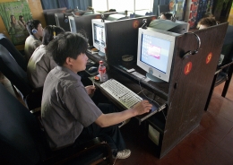 中共當局僱用4萬多名網路特務在區域網路中心，並花錢請成千上萬的學生們在網路上灌滿政府的指示信息，以淹沒反對者的言論。
