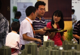 中國房價過高，多數年輕人買不起房子，被迫當「啃老族」。