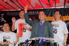 堅持爭取中國和香港民主數十年如一日的「華叔」司徒華，2月10日精神奕奕地出現在維園年宵市場，引來人們的鼓掌支持。他說有信心戰勝癌魔，並會堅持建設民主中國的理想。