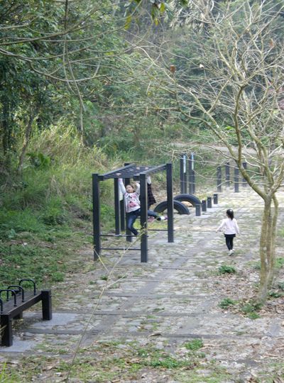 清水岩登山步道也提供小朋友「健身娛樂」的遊樂設施。