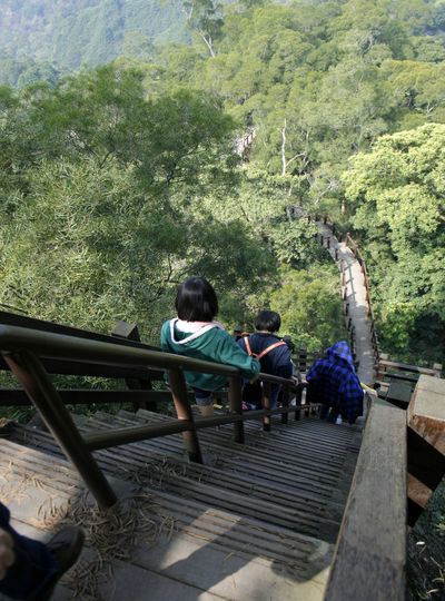 「恐怖，這是怎樣的階梯，直上直下的。」來到擎天岡，遊客不禁驚呼起來。