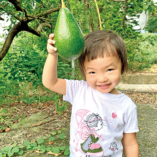 沈怡文帶著女兒深入產地，女兒時常成為最佳代言人。陳英豪攝影