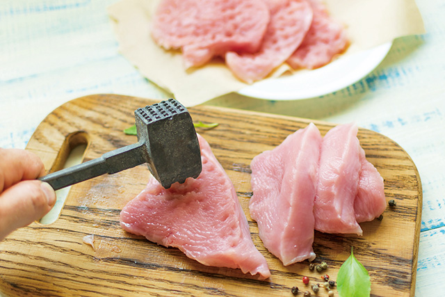 針對較硬的肉品部位，烹飪前可以先用「拍肉器」拍打，將肉的纖維拍鬆，使肉吃起來較為軟嫩。