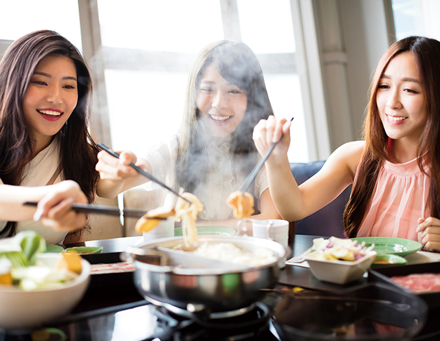 一個個熟悉的人比鄰而坐，大家圍著熱氣蒸騰的鍋子吃著飯，滿足脾胃之餘，心也跟著暖起來。