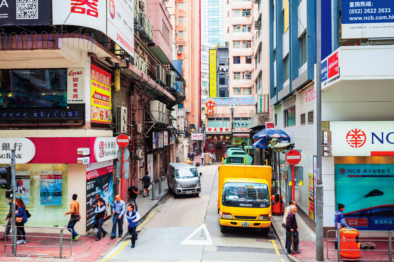 香港入出境情況明顯「入不敷出」。主因中國內地觀光客減少，且香港人需要外出換換環境。香港內部消費疲軟也就成為常態。Adobe Stock