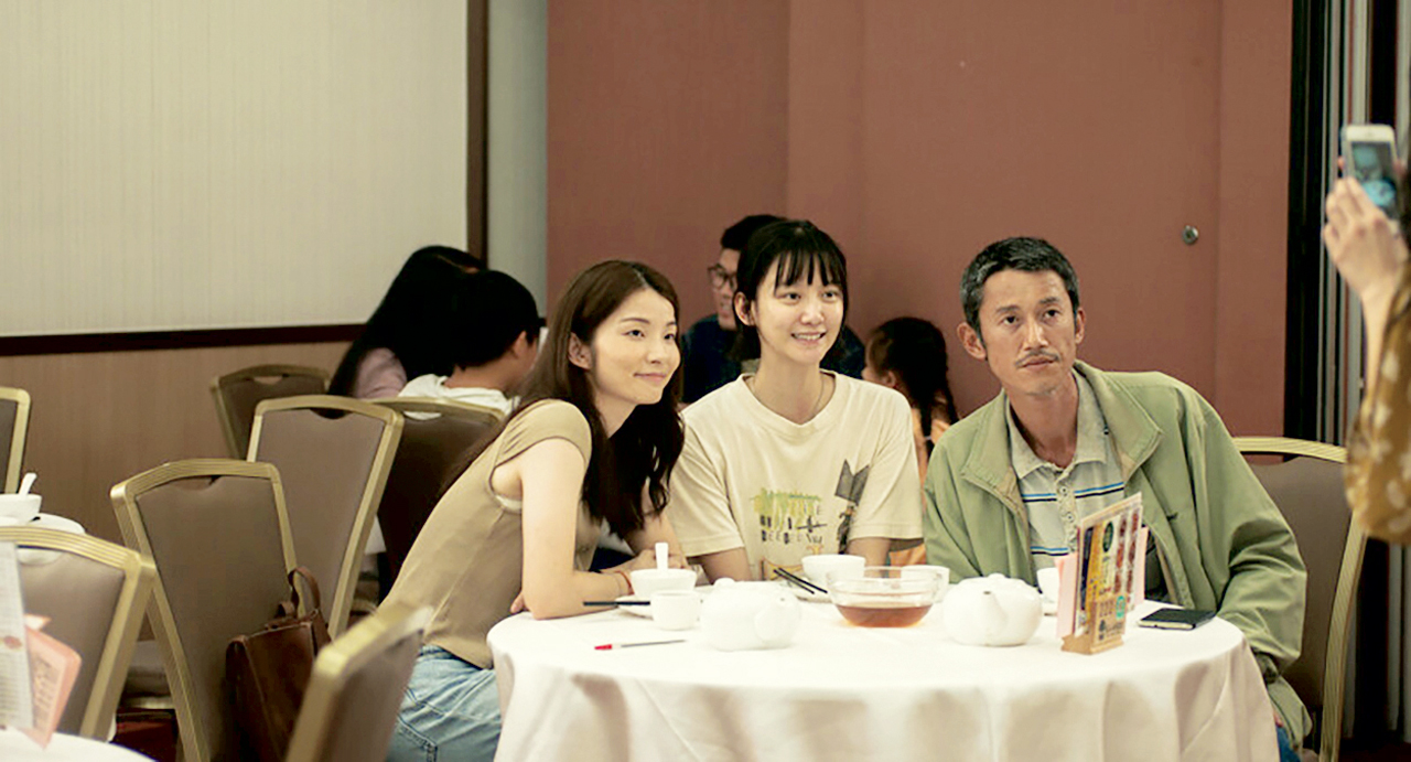 吳慷仁（右起）、袁澧林、祝紫嫣在《但願人長久》飾演父女。甲上娛樂提供