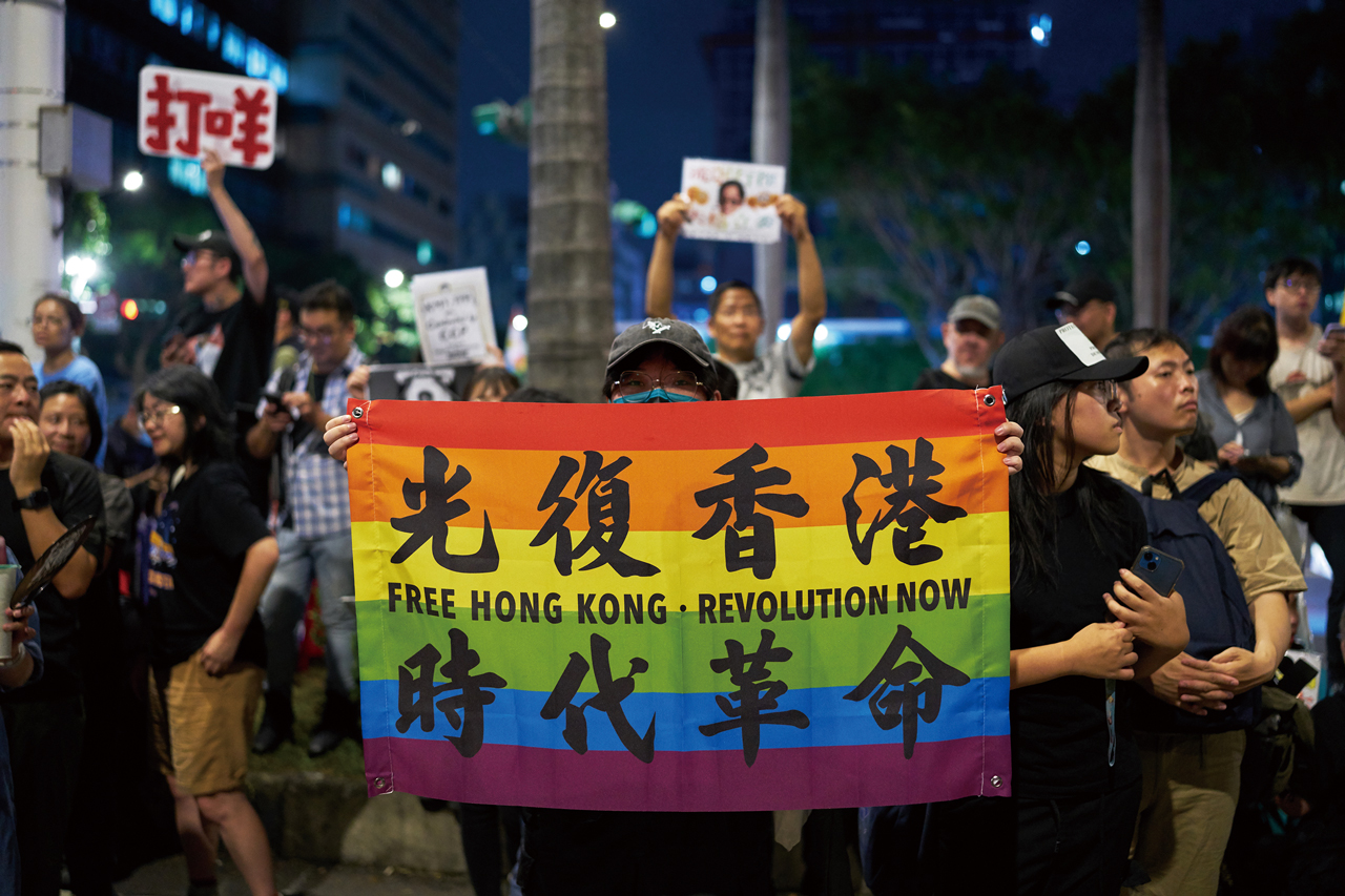5月24日群眾集結立法院外部，有旅台港人舉出「光復香港，時代革命」橫幅，提醒台灣人以香港為戒。黃昱攝影