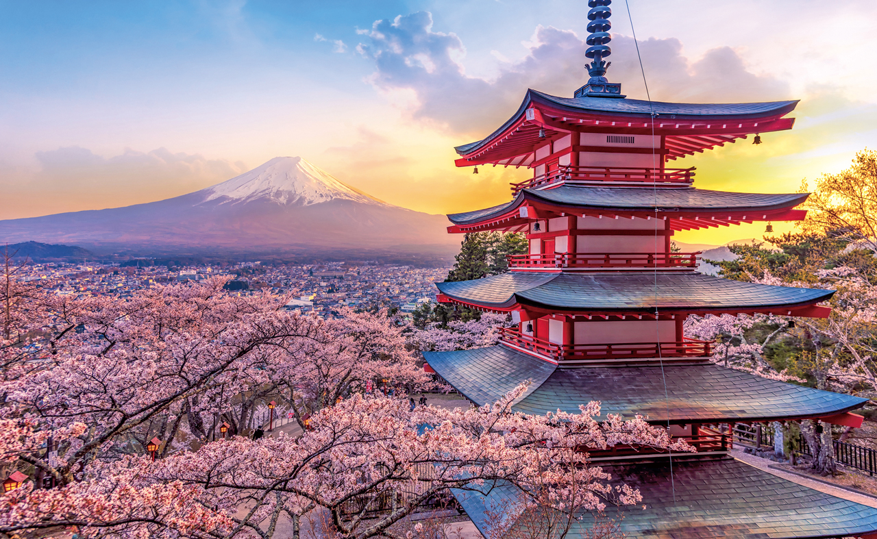 「神道」基本是日本從古代以來祭祀各種自然物種和現象的信仰和傳統。因此日本人把富士山也推崇到像神一樣，稱為「聖山」。Adobe Stock