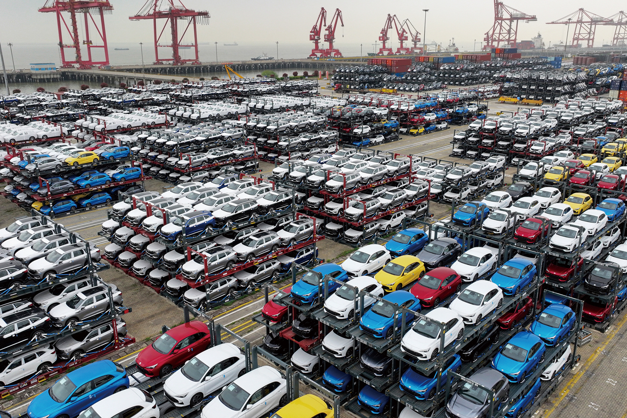 2024年4月16日的空拍照片顯示了中國江蘇省蘇州市太倉港國際貨櫃碼頭堆放的出口電動車。Getty Images