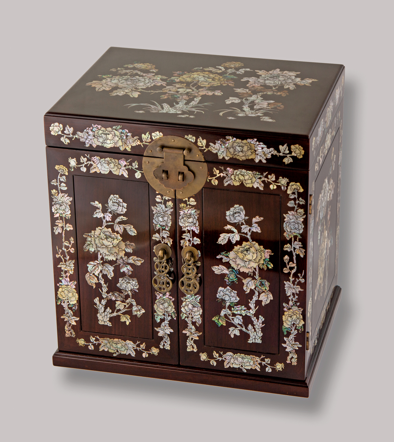 陳甫強螺鈿木櫃作品。新竹市文化局提供