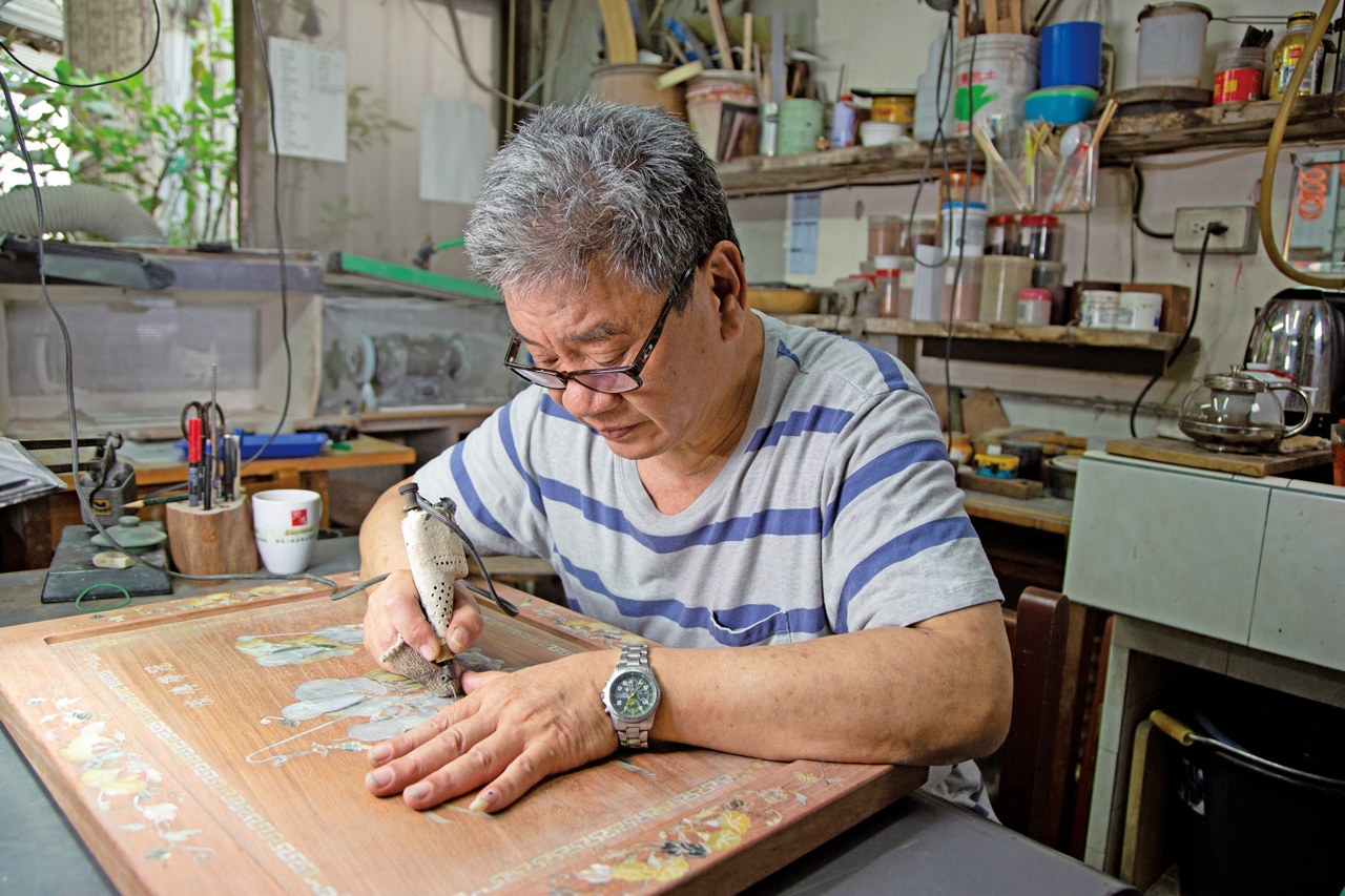 陳甫強從14歲開始學習螺鈿家具製作，投入至今近60年。新竹市文化局提供