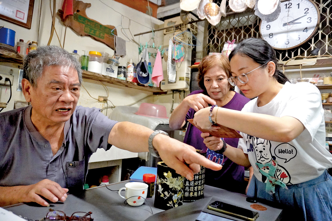 陳甫強工作室有從台北專程下來學習螺鈿的學生。謝平平攝影