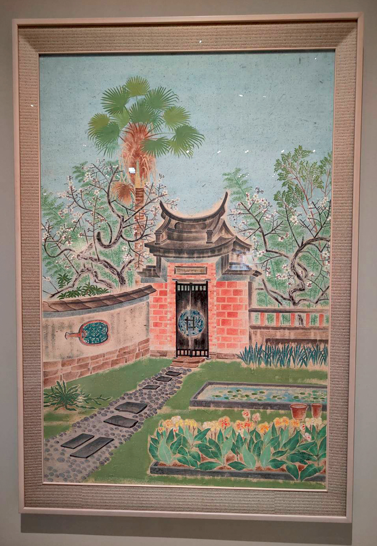 郭雪湖膠彩作品〈萊園春色〉，描繪霧峰林家花園清雅氣韻，設色如油畫填塗甚厚。