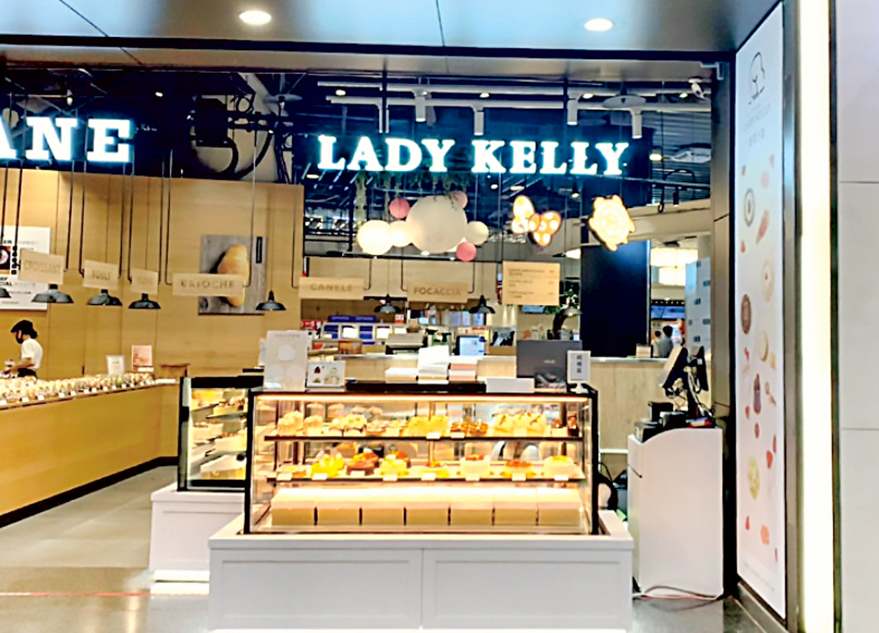 板橋車站門市儘管小，卻創造了千萬的業績。LADY KELLY提供