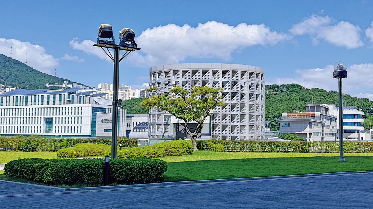 釜山「國立海洋博物館」入口與博物館主體分開。