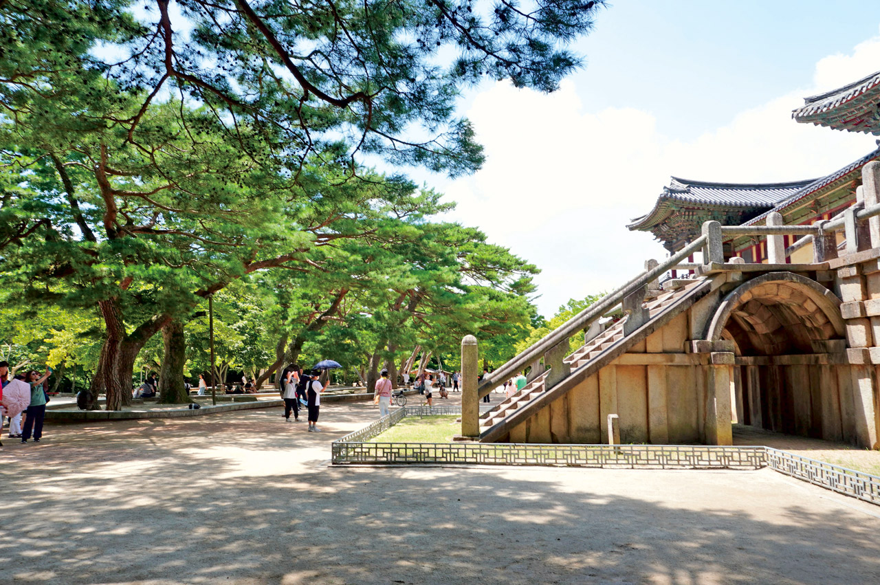 剛入佛國寺，民眾喜愛在此處乘涼。