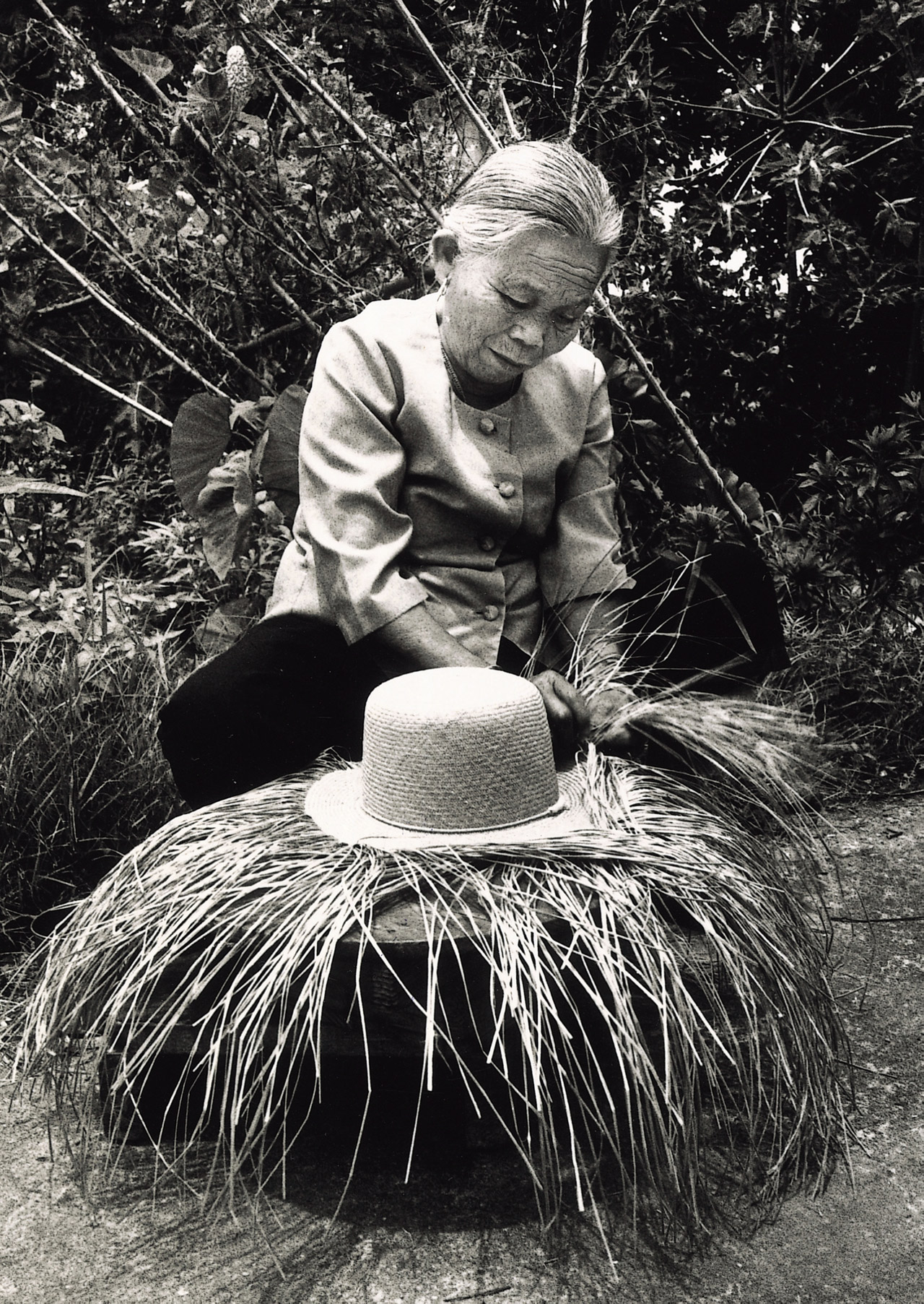 編織藺草草帽，攝於1970年代，當時農村婦女投身編織，並非為了展現才華，而是為貼補家用。國家文化記憶庫提供