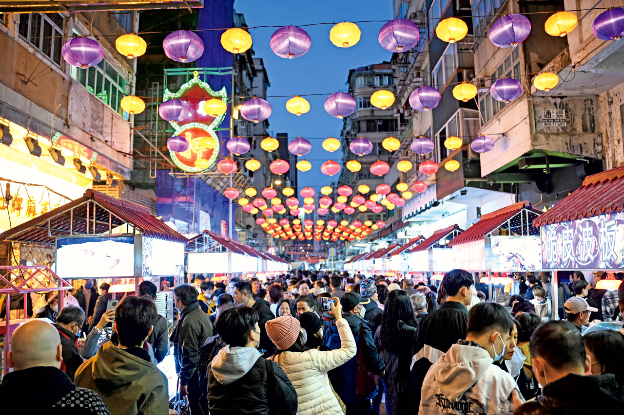 香港夜繽紛（Night Vibes Hong Kong），為港府於2023年9月中旬起推行一系列以夜市作為，推廣旅遊及刺激經濟的活動，2024年1月9日宣布升級為日夜都繽紛，自2024年1月舉辦至2024年5月。Getty Images