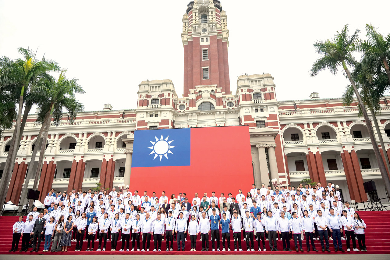 各種增進人民健康的運動，即使和國際競賽無關，也值得將來的體育部特別關注。圖為台灣總統賴清德和副總統蕭美琴在8月16日台北舉行的遊行前夕，在總統府與2024年巴黎奧運會的台灣奧運獎牌得主合影。Getty Images