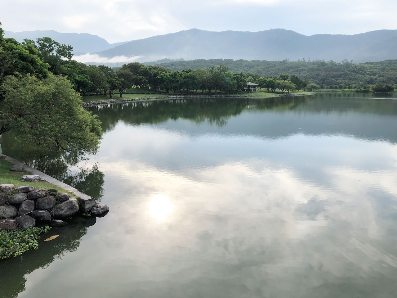 大坡池池面如鏡，映照出碧綠山色。