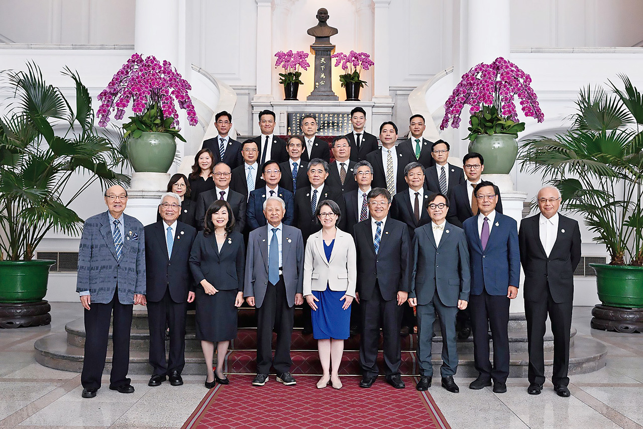 台灣建築優秀前輩與同業帶著紀樹（右上一）能走上國際，擁有不同視野，副總統蕭美琴接見「中華民國不動產協進會」。圖片來源：總統府