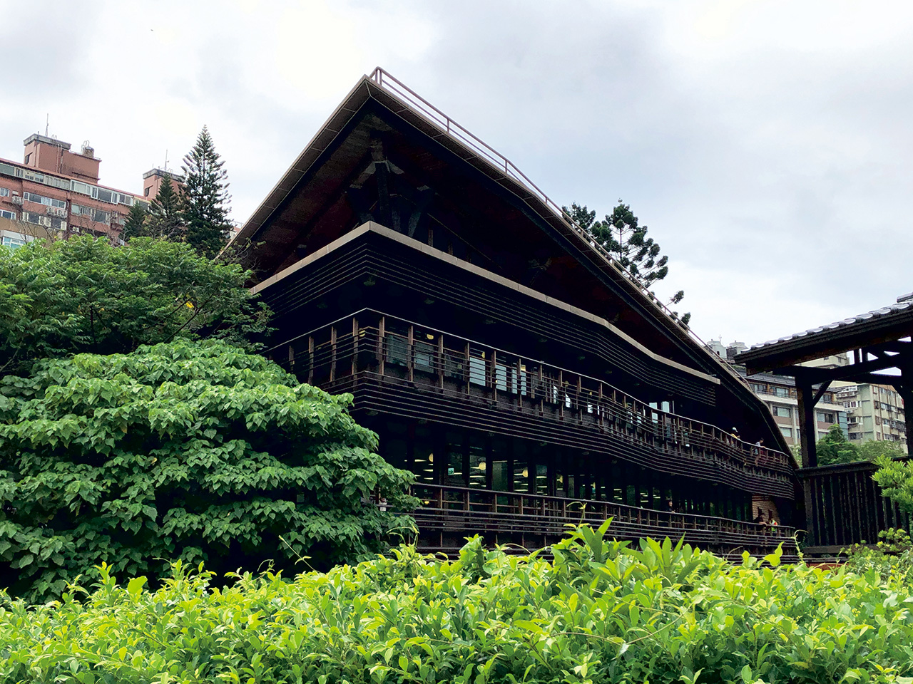 台北市立圖書館北投分館是一棟造型典雅的船形體原木建築，雄偉大氣。