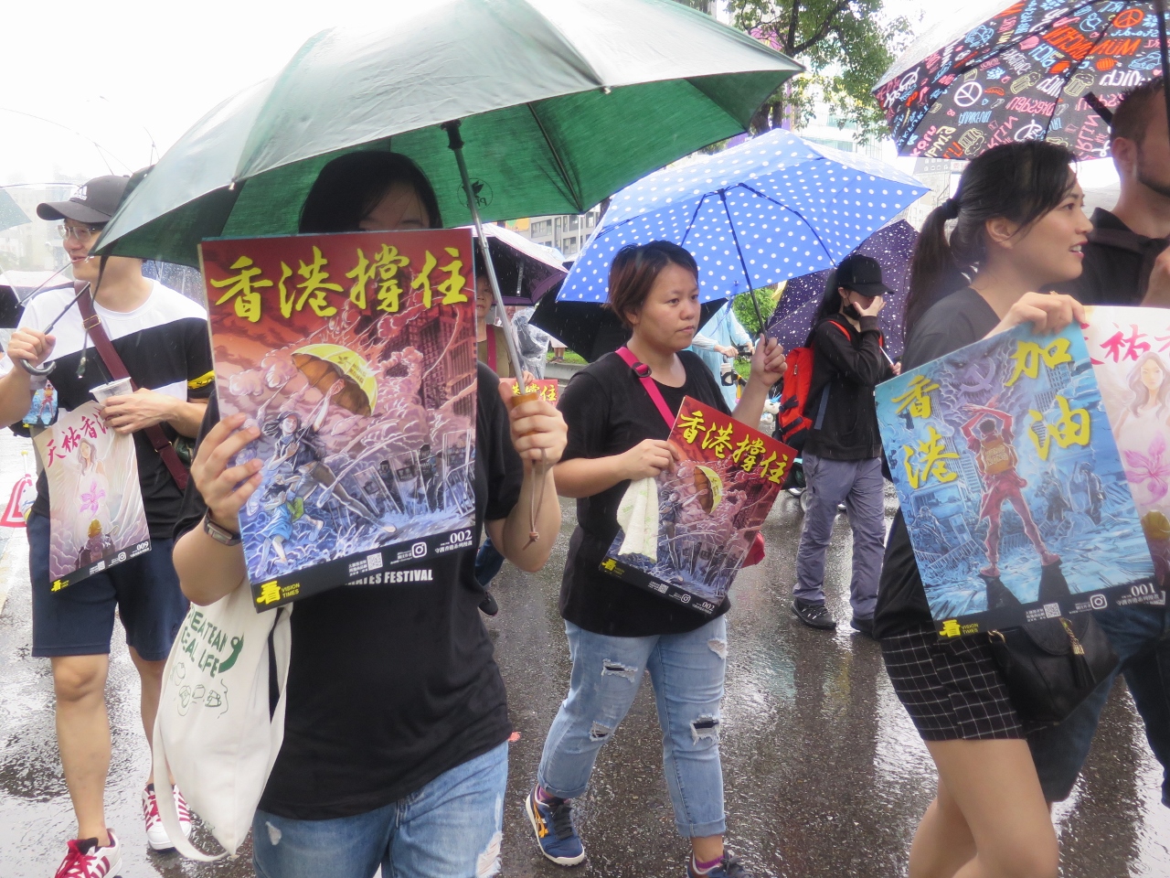 「香港撐住」海報遍地開花，傳達遊行者心聲。