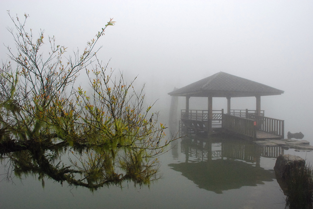 明池终年烟岚缭绕，湖中凉亭映衬着湖面，如画如诗。