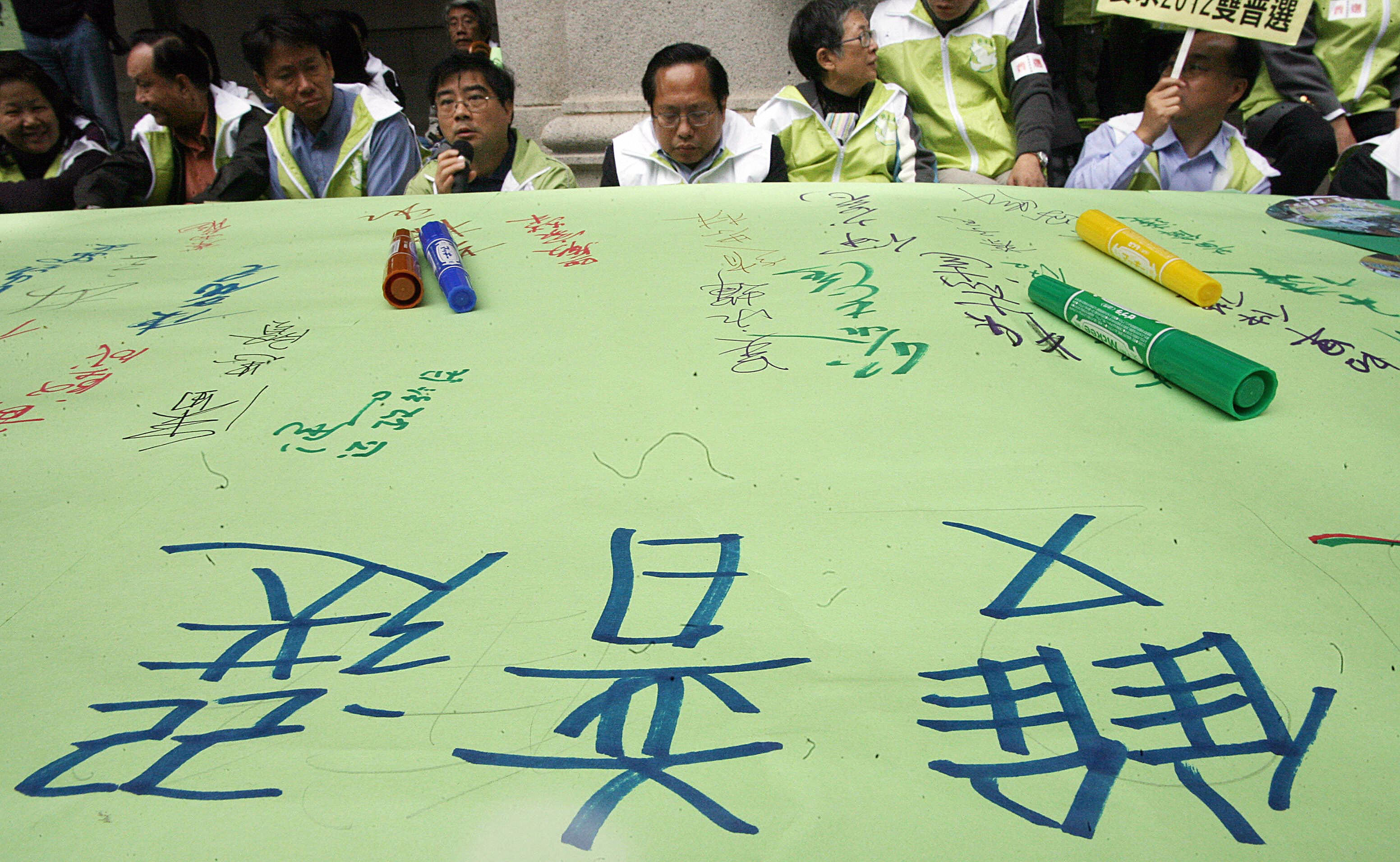 香港民主派人士期望的是特首和立法会的双普选。