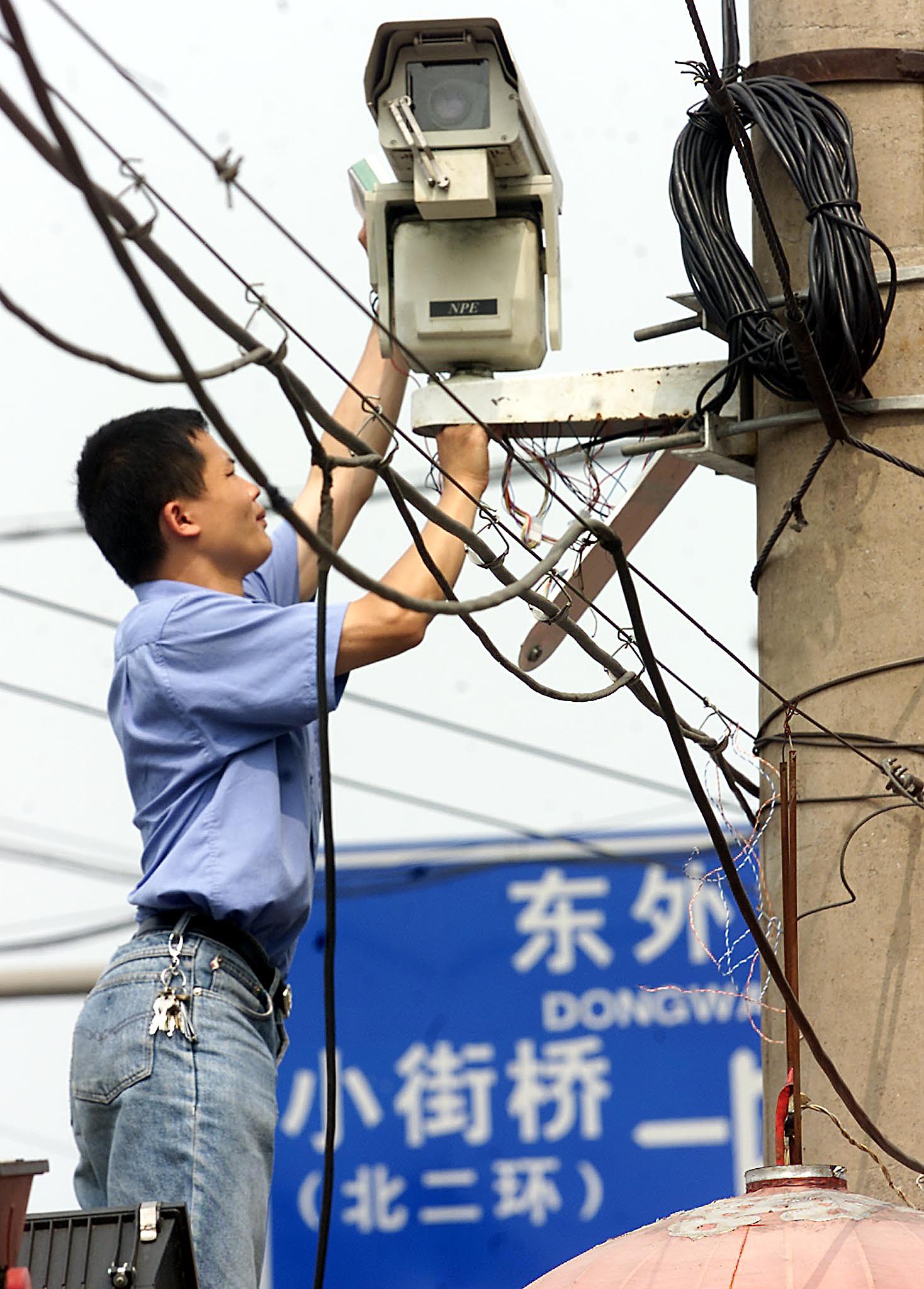 在中国，随处可见「电子眼」，监视着民众一举一动。