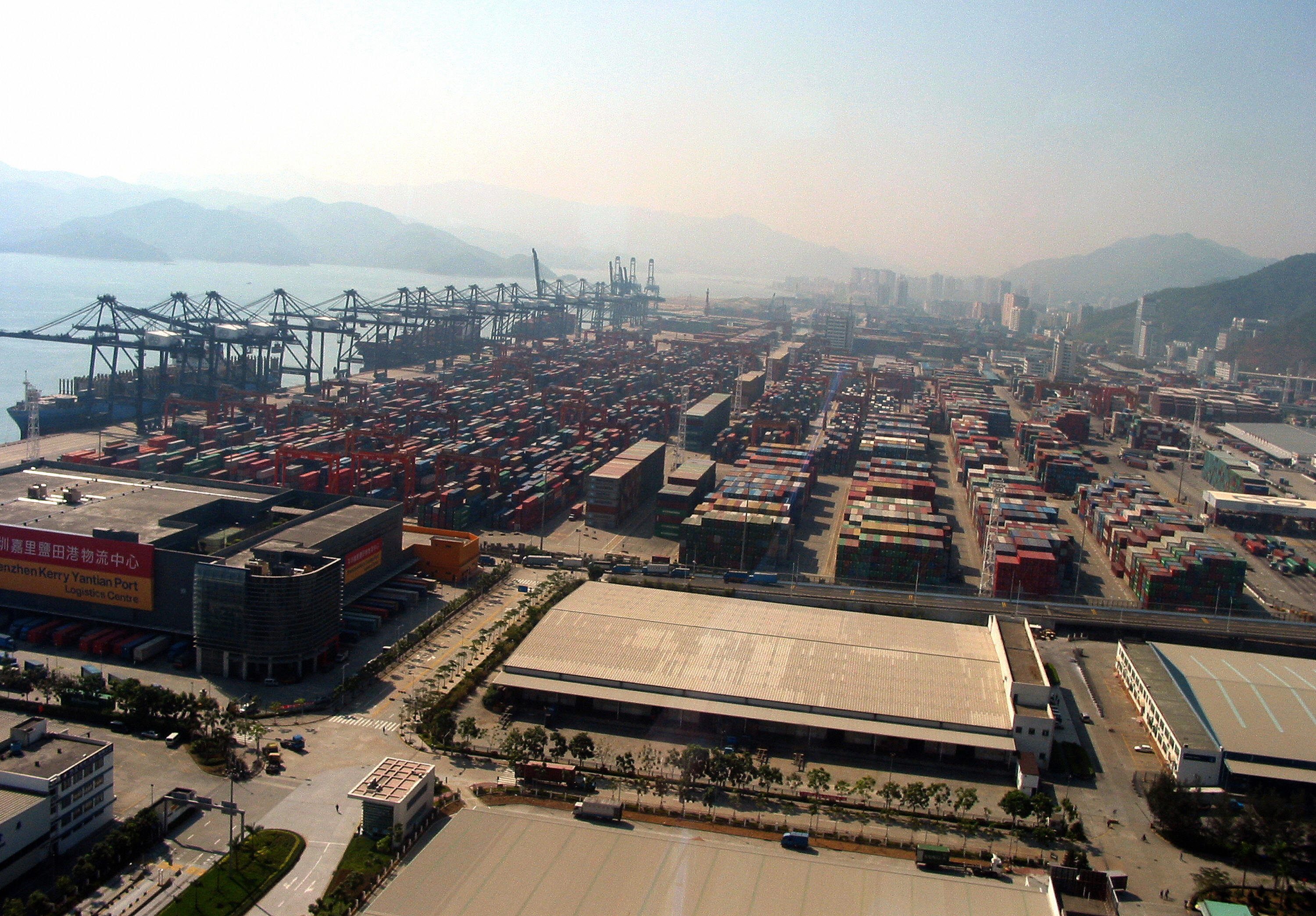 今年以來中國面對國際金融危機的巨大衝擊，出口顯著下滑。以深圳港為例，1至2月工業銷售產值1,718.39億元，下降19.15%，其中工業出口總值1,037.21