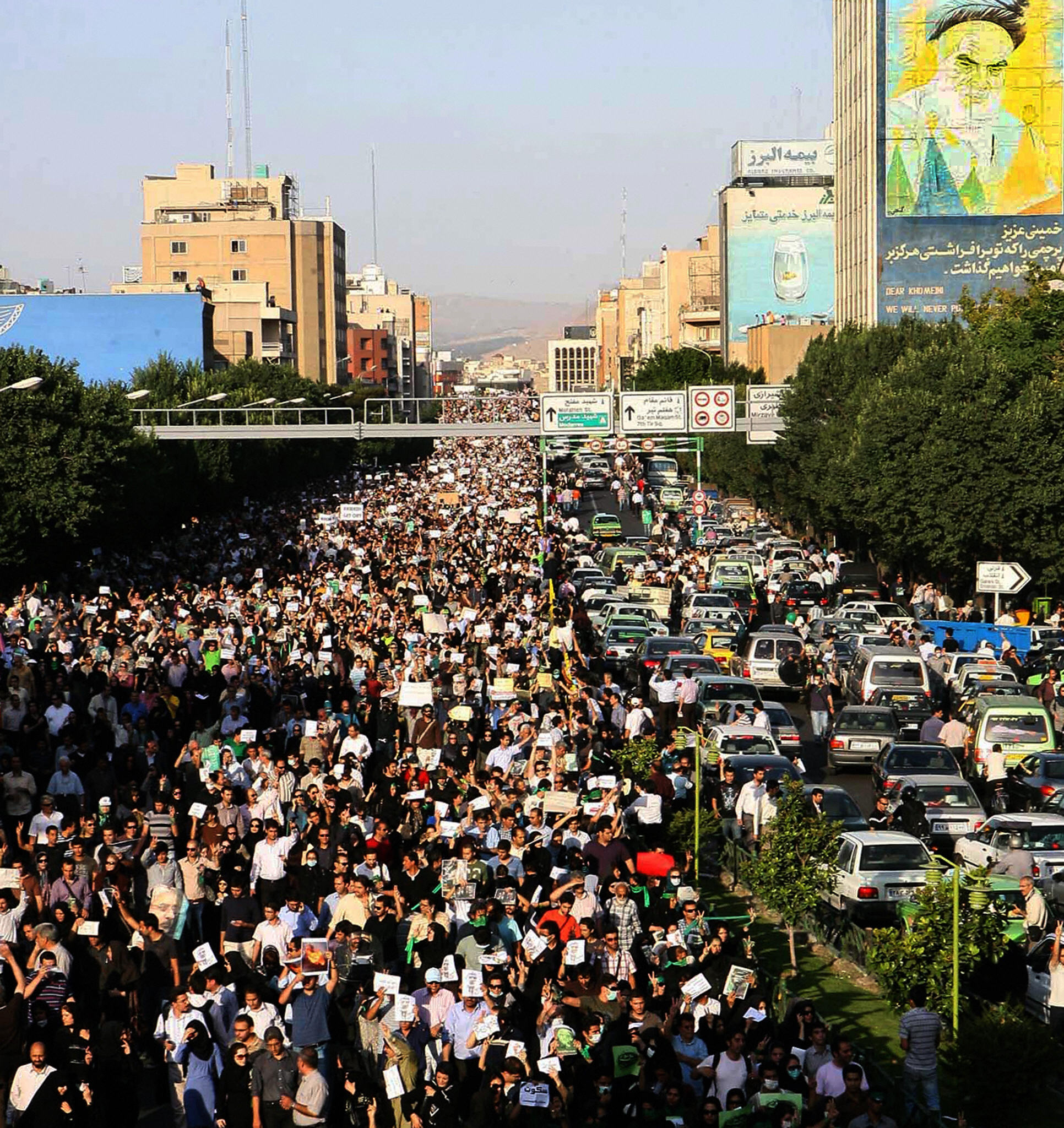 大群民眾湧入伊朗德黑蘭阿薩第廣場，抗議內賈德舞弊當選，要求當局重新舉行選舉。