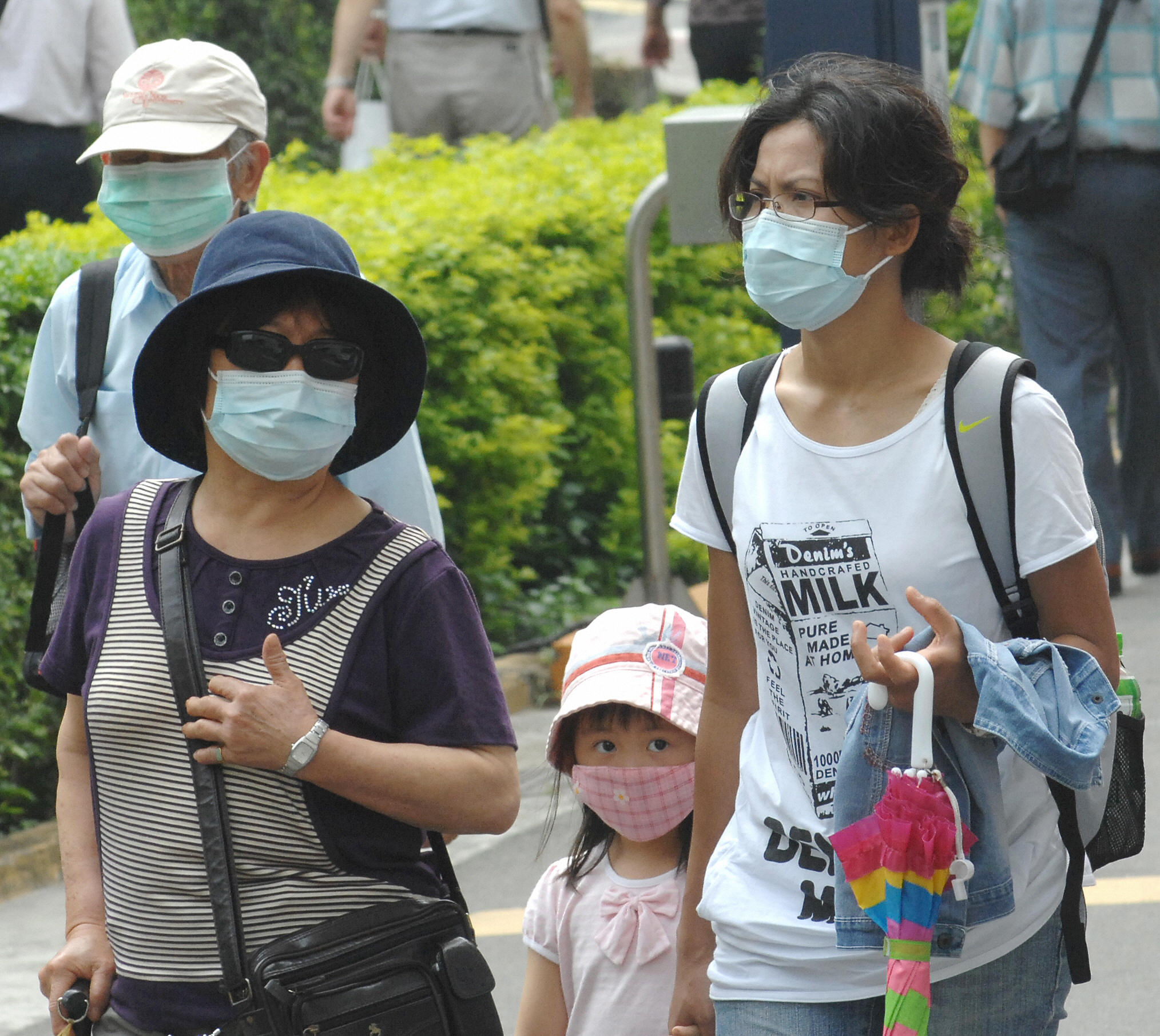 台湾卫生署疾病管制局8月11日指出，国内罹H1N1新流感病例人数估计已破万人。随着新流感疫情全台蔓延，水患又重创中南部及东部，预估流感疫情可能突破流行预警值。