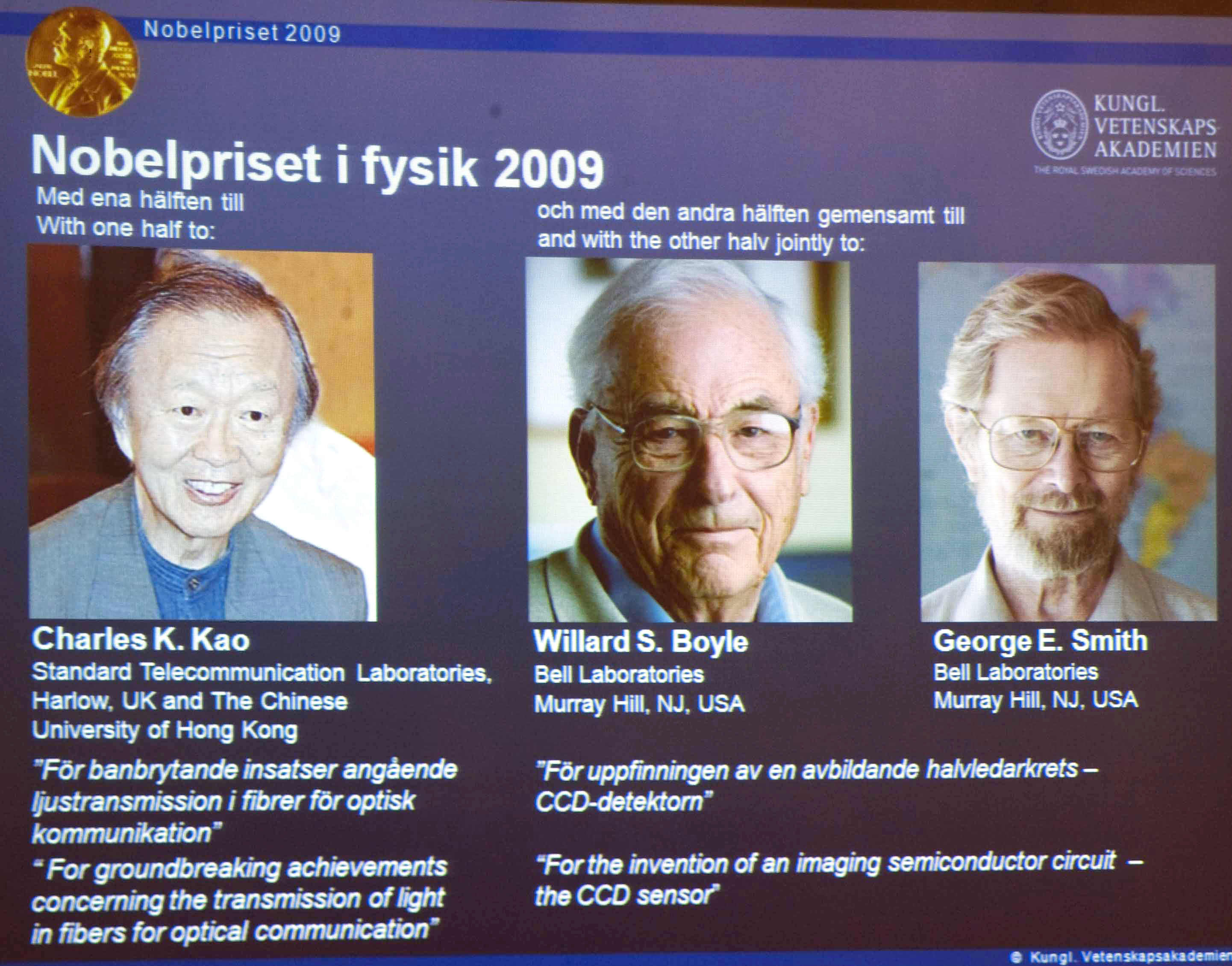 2009年諾貝爾物理學獎授予英國華裔科學家高錕（Charles Kuen Kao，左）以及美國科學家威拉德．博伊爾（Willard Boyle，中）和喬治．史密