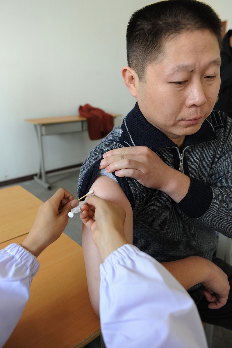 中國安徽合肥一名民眾正在接種H1N1流感疫苗。
