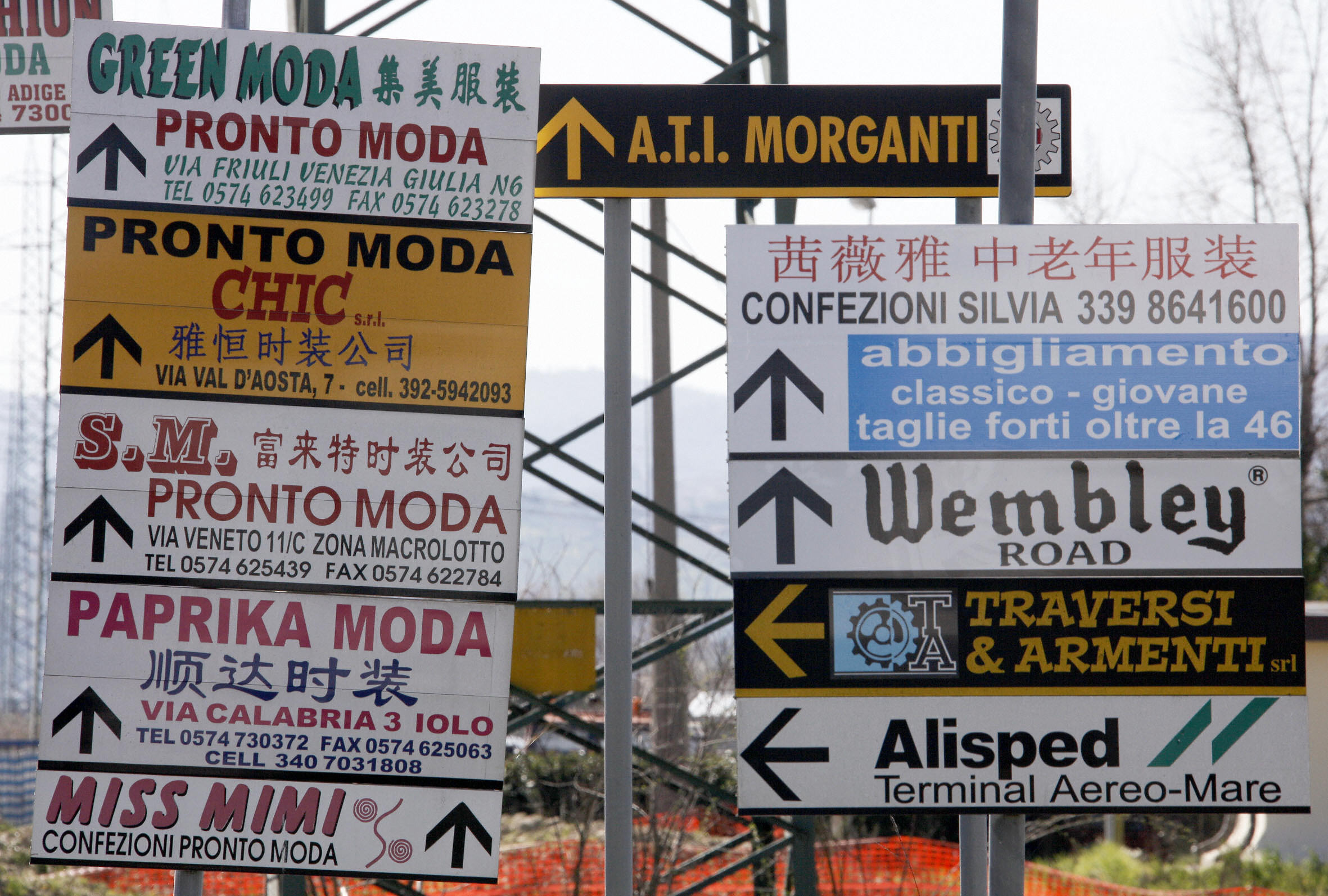 義大利的紡織中心普拉托省一處路邊招牌顯示華人服裝工廠十分密集。