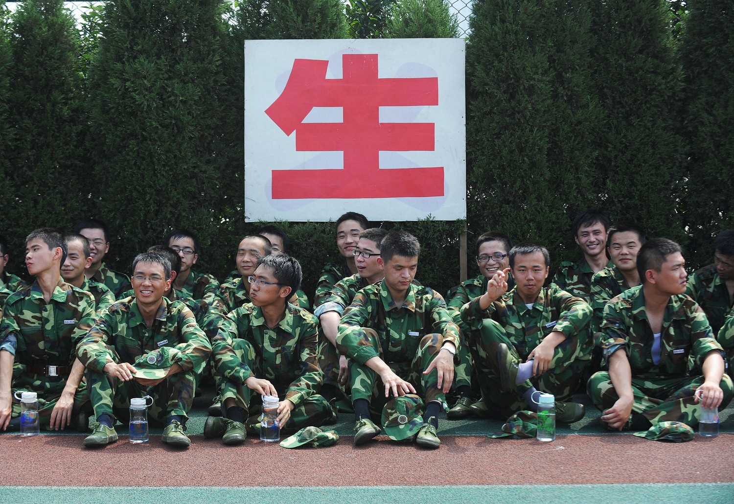 中國高等院校（大學）內部就建立了「安全信息員制度」。所謂「安全信息員」即負責監視告密的兼職特務－－線人。圖為正在接受為期一個月的入學前軍事訓練的中國大學生。