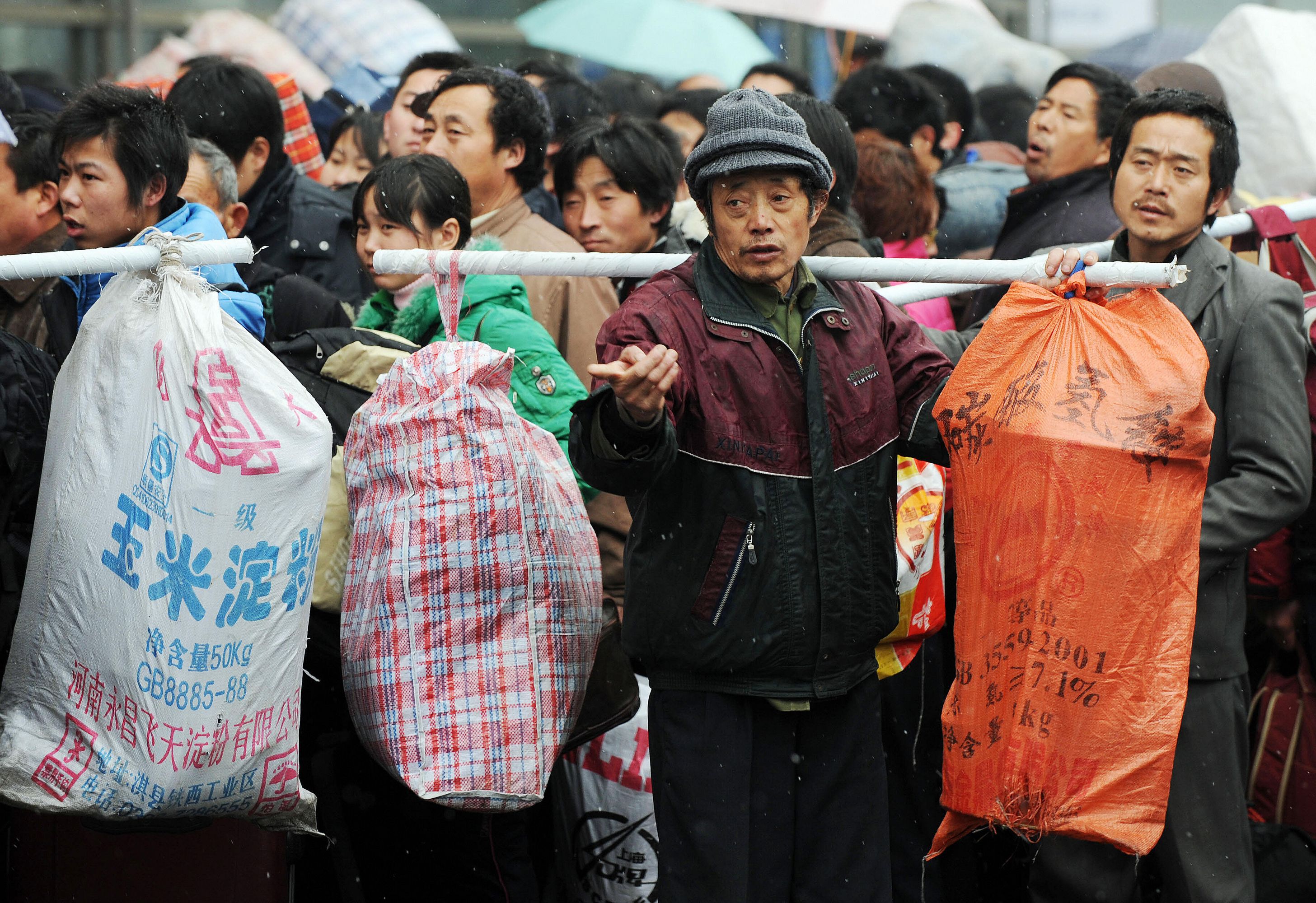 中共过去40年推行一胎化，使整个中国人口在过去七、八年来老化速度很快。民工荒问题将日益严重。