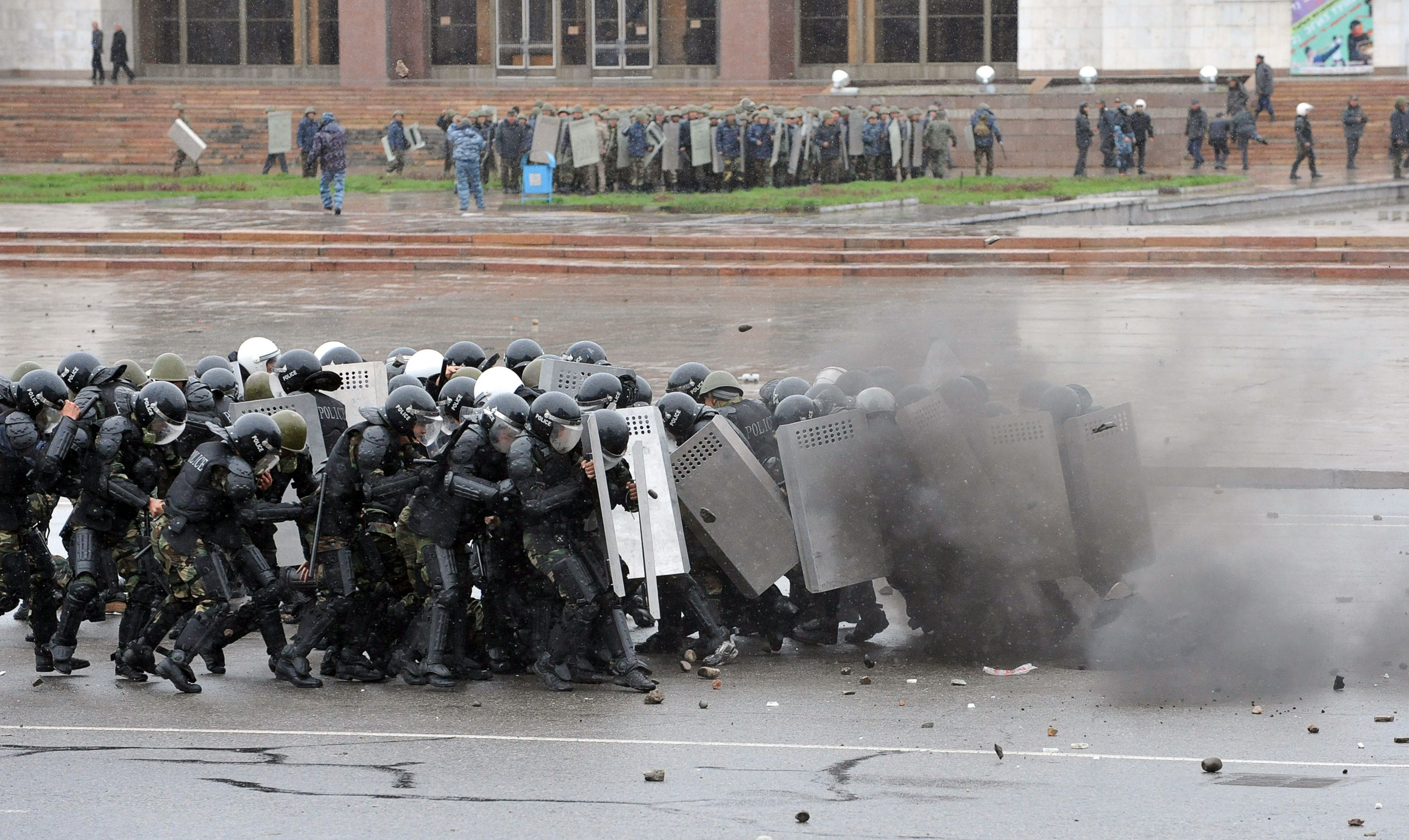 2010年4月7日，在吉尔吉斯首都比许凯克暴动中节节败退的武装警察。