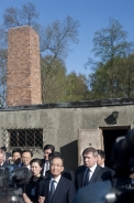 溫家寶4月27日前往波蘭奧斯威辛市參觀奧斯威辛集中營，並發表談話。Getty Images