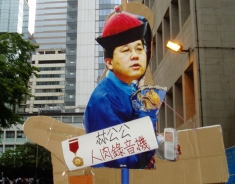 完全配合北京封殺香港的政制改革，因而得到「林公公」與「人肉錄音機」稱號的林瑞麟。維基共享資源Tinho C提供