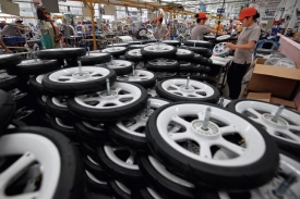 種種跡象表明，中國經濟遭受全面衝擊，走向硬著陸。圖為江蘇省一家嬰兒車工廠員工正在檢查嬰兒車輪胎。Getty images