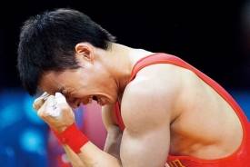 大陸選手吳景彪7月29日痛失倫敦奧運男子56公斤級舉重金牌後，表情痛苦。Getty Images