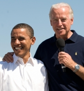 美國民主黨總統候選人歐巴馬（左）選擇擔任多年聯邦參議員的拜登（右）為其副手搭檔。