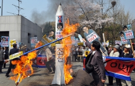 4月8日，憤怒的南韓民眾在首爾舉行抗議北韓發射火箭破壞朝鮮半島和平局勢的示威活動。