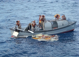 巴西軍方搜索人員在大西洋墜機海域打撈失事的AF447班機殘骸。