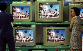 上海一家商場裡，顧客在挑選電視機。從今年4月1日起，CRT彩電等商品的出口退稅率已經提高到17%。